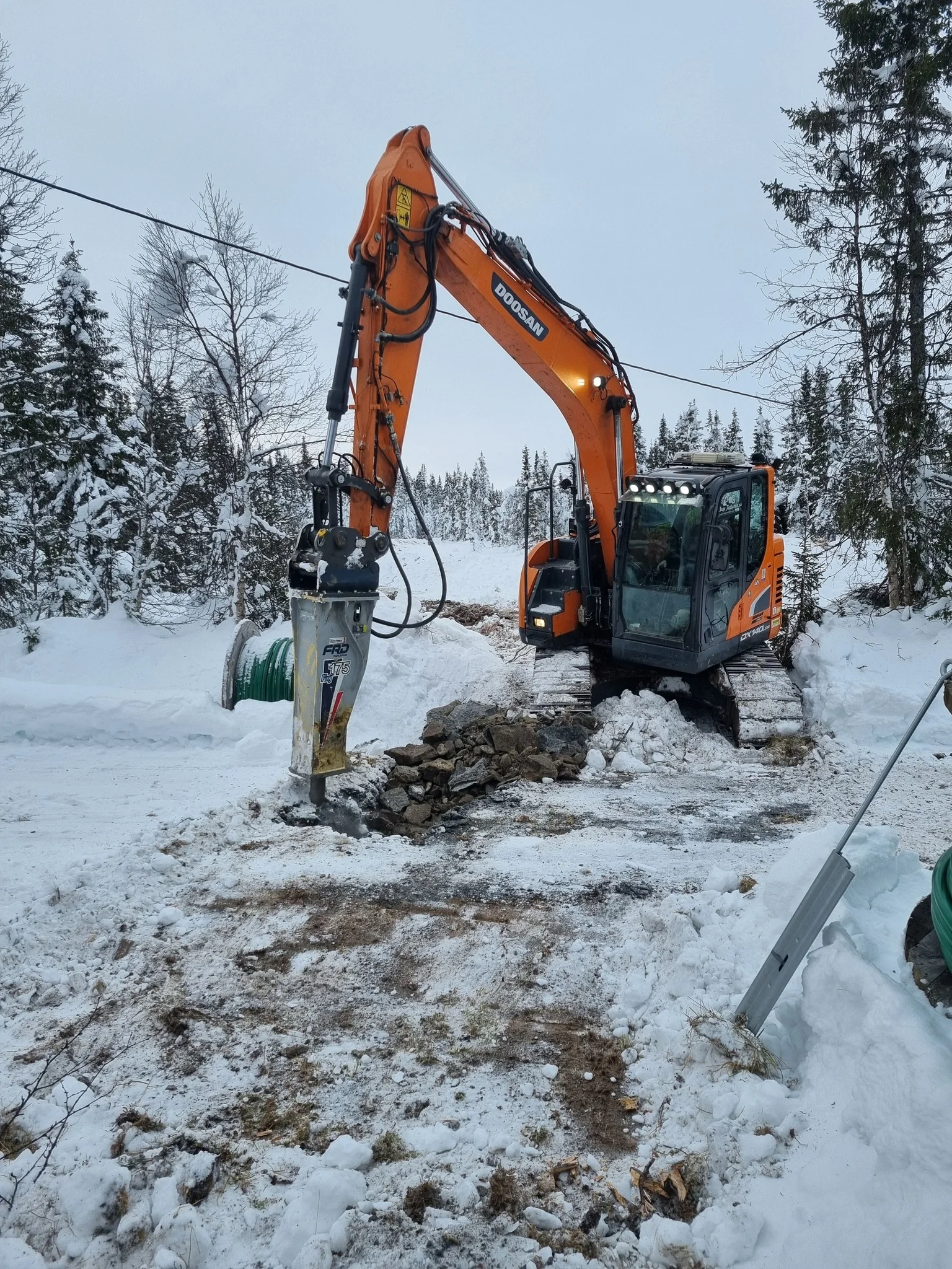 Gravemaskin fra Inge Trettsveen AS i arbeid